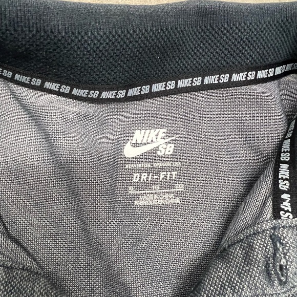 Nike Men's Black and Gray Ombre SB Shirt - Picture 5 of 7